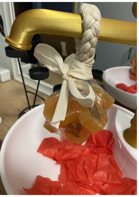 Bienenwabe als Seife mit Mandelöl zu hinhängen