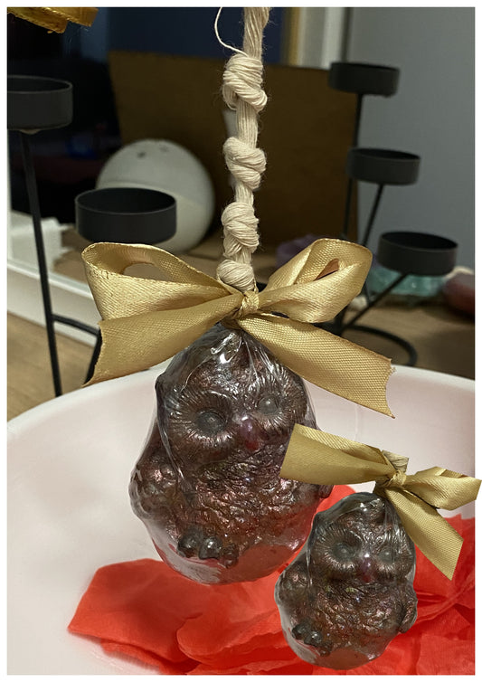 Handbemalte süße Eulen-Seife mit dem Duft von Schokolade, zum Hängen am Wasserhahn.