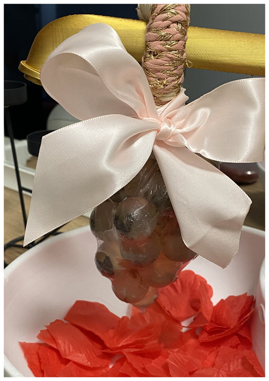 Traubenseife, verfeinert mit Gold und Kokosöl, erstrahlt in einem Hauch von Eleganz.