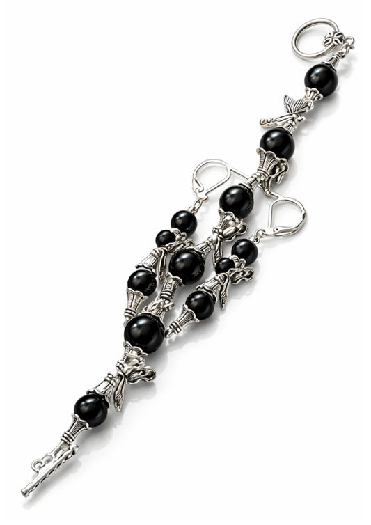 Schwarzes Armband im Set mit Ohrringen.